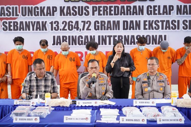 Wakapolda Riau Brigjen Kasihan Rahmadi saat memberikan keterangan terkait pengungkapan kasus dan pemusnahan narkotika di Mapolda Riau di Pekanbaru, Selasa (23/5/2023).