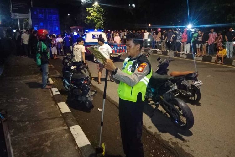 Polisi melakukan olah TKP di lokasi kecelakaan yang tewaskan pemuda di Jalan Sultan Alauddin, Kecamatan Tamalate, Kota Makassar, Sulsel, Jumat (29/3/2024).