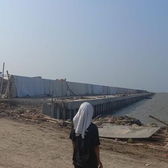 Pembangunan tanggul di Tambaklorok, Kota Semarang, Jawa Tengah.