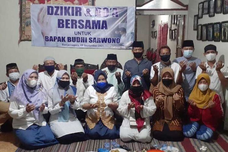 Sejumlah elemen masyarakat menggelar doa bersama untuk Bupati Banjarnegara Budhi Sarwono, Rabu (8/9/2021).