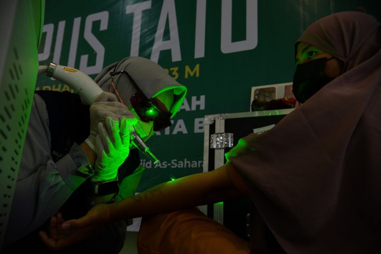 Seorang petugas menghapus tato salah seorang warga yang mengikuti layanan hapus tato di Masjid Assahara, Komplek Kantor Walikota Jakarta Barat, Senin (27/3/2023). Baznas Bazis DKI Jakarta bekerjasama dengan Islamic Medical Service (IMS) mengadakan kembali layanan hapus tato gratis selama bulan Ramadhan. Layanan hapus tato ini dilaksanakan di lima wilayah di Jakarta. Lebih dari 50 orang mengikuti layanan penghapusan tato di Masjid Assahara. 

Fakhri Fadlurrohman (Z19)
27-03-2023