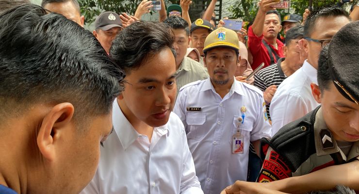 Usai Penetapan Presiden-Wapres Terpilih, Gibran Sambangi Warga Rusun Muara Baru Sambil Bagi-bagi Susu