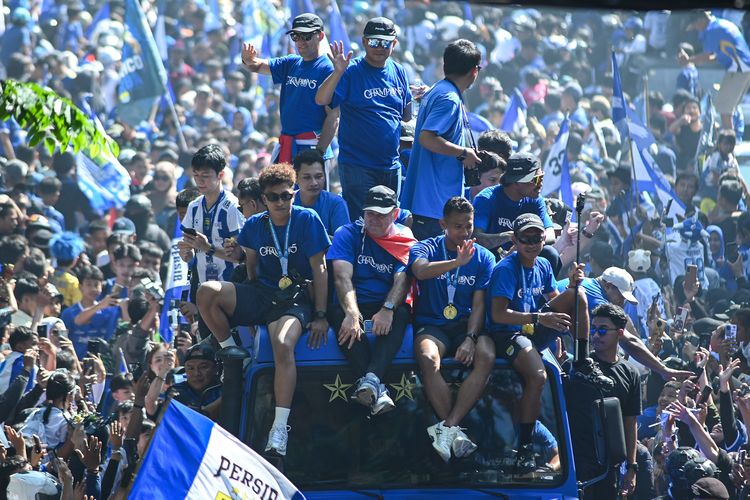 Pelatih Persib Bandung Bojan Hodak menikmati antusiasme masyarakat dalam konvoi juara ngarak piala pada Minggu (24/5/2026) di Jl Merdeka Kota Bandung. 