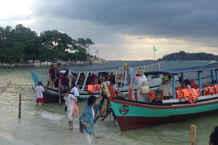 Rombongan sejumlah perwakilan kedutaan besar dari beberapa negara di Kawasan Ekonomi Khusus Tanjung Kelayang, Belitung Barat, Bangka Belitung, Jumat (2/9/2016).