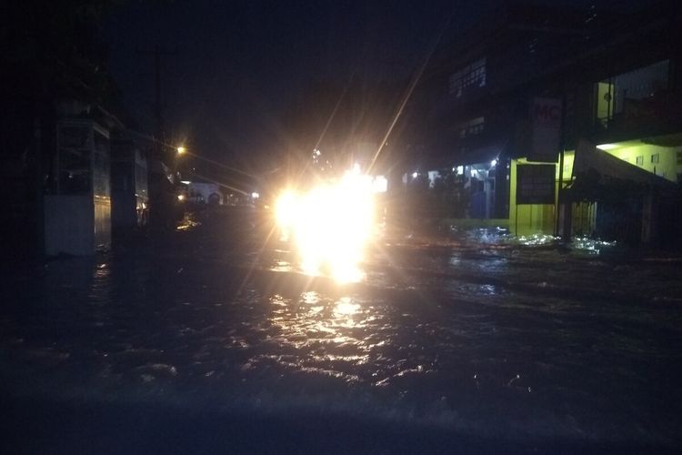 Banjir merendam ratusan rumah, akibat hujan deras yang mengguyur Kota Padang Sidempuan, Selasa (14/12/2021). Selain itu, banjir juga merendam dan beberapa masjid serta sekolah. Dan mengakibatkan satu bangunan kontrakan ambles ke dalam sungai