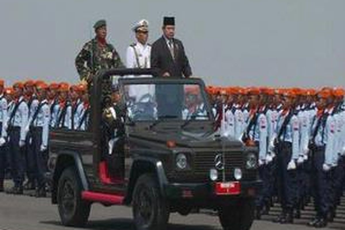 Inspektur upacara Presiden Susilo Bambang Yudhoyono di dampingi Pangkostrad sekaligus sebagai komandan upacara, Letjend TNI George Toisutta, memeriksa kesiapan pasukan pada upacara HUT ke-63 TNI di Dermaga Koarmatim Ujung Surabaya, Jawa Timur, Selasa (14/10).