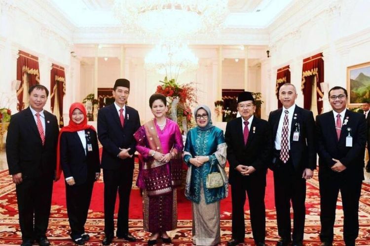 Dokter Candra (paling kanan) saat bersama Presiden Joko Widodo beserta isteri dan Wapres Jusuf Kalla bersama isteri serta tim dokter kepresidenan lainnya