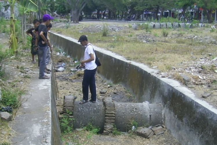 Selain dinding yang tebal dan tinggi, Benteng Vastenburg juga dikelilingi parit yang lebar dan dalam.