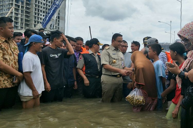 Gubernur DKI Jakarta Anies Baswedan meninjau banjir di Kelurahan Semanan dan Duri Kosambi, Jakarta Barat, Kamis (2/1/2020).