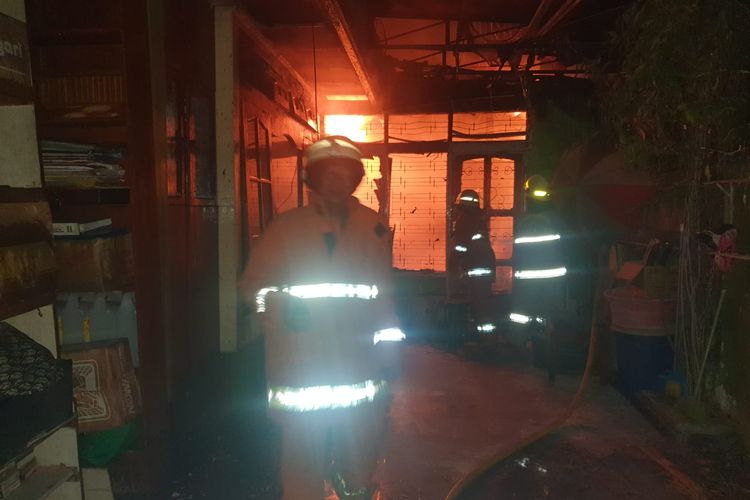 Sebuah rumah tinggal milik warga di Jalan Taman Meruya Ilir, Kelurahan Meruya Utara, Kecamatan Kembangan, Jakarta Barat, terbakar pada Selasa (15/3/2022) pukul 19.45 WIB.