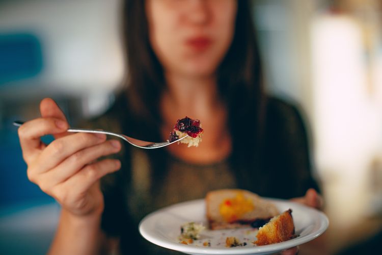 Makanlah dengan piring kecil sebagai cara untuk membantu diri mengontrol porsi makan dan terhindar dari kebiasaan yang bikin gemuk.