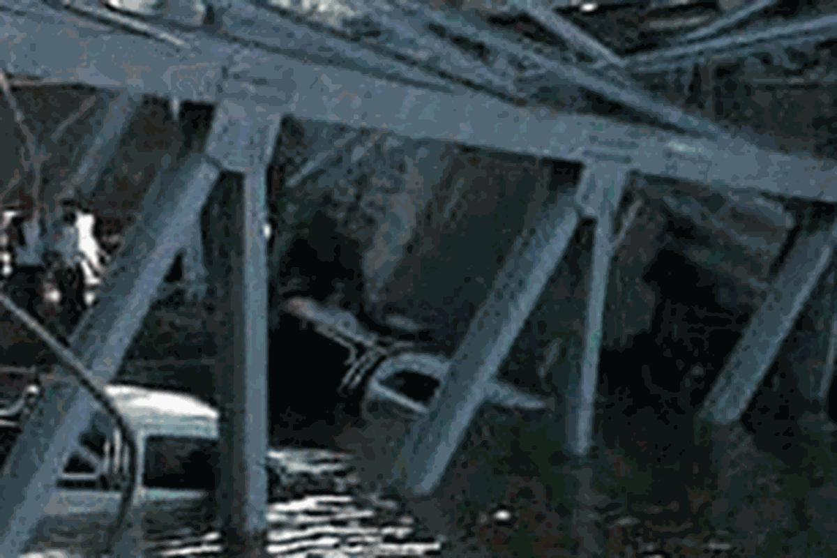 Sejumlah mobil yang masih terjebak di Jembatan Mahakam II atau Jembatan Kutai Kartanegara yang runtuh pada Sabtu (26/11/2011) sekitar pukul 16.30.