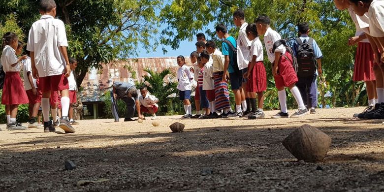 Tari-tarian dan permainan tradisional yang ditampilkan saat festival seni dan budaya di halaman SDI Habibola, Kecamatan Doreng, Kabupaten Sikka, Nusa Tenggara Timur, Selasa (13/8/2019).