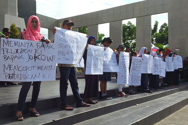 Puluhan orangtua siswa di Kabupaten Nunukan menggelar demo di Tugu Dwikora Nunukan terkait persoalan sitem zonasi dalam PPDB tahun 2017 yang membuat hampir 200 siswa yang mendaftar di SMA negeri ditolak. 