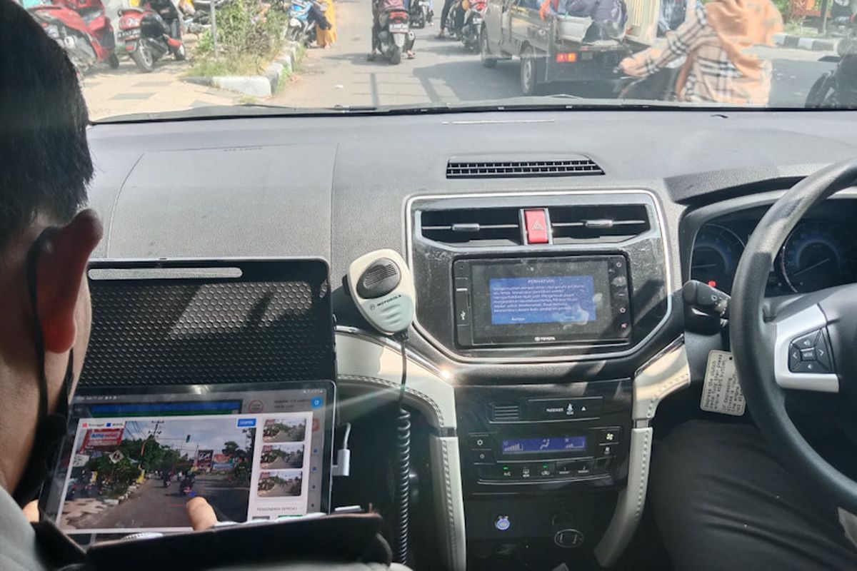 Pihak kepolisian terus memantau ketertiban berlalu lintas para pengendara di Lamongan, Jawa Timur melalui ETLE. *** Local Caption *** Pihak kepolisian terus memantau ketertiban berlalu lintas para pengendara di Lamongan, Jawa Timur melalui ETLE.