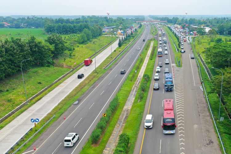 Suasana arus lalu lintas ruas Tol Cipali.