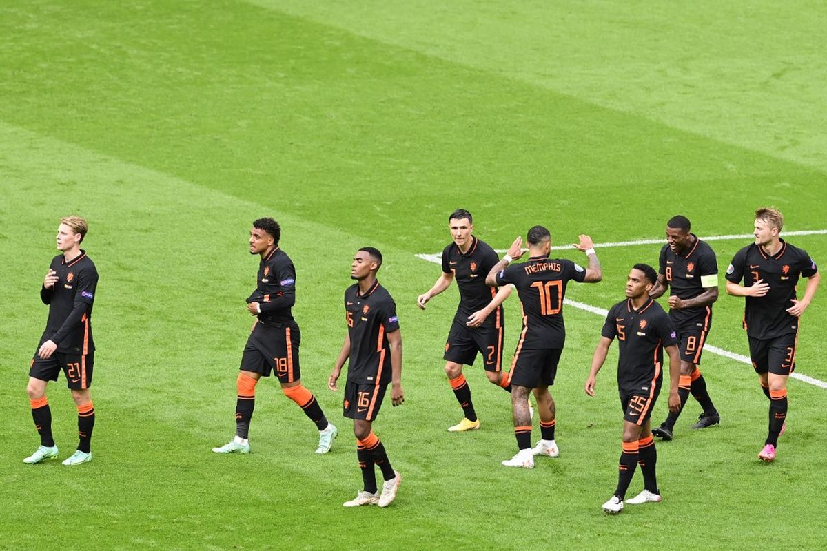 Para pemain timnas Belanda usai merayakan gol ketiga yang dicetak Georginio Wijnaldum dalam laga pamungkas Grup C Euro 2020 Makedonia Utara vs Beladan di Johan Cyuff Arena, Amsterdam, Belanda, Senin (21/6/2021) malam WIB. 