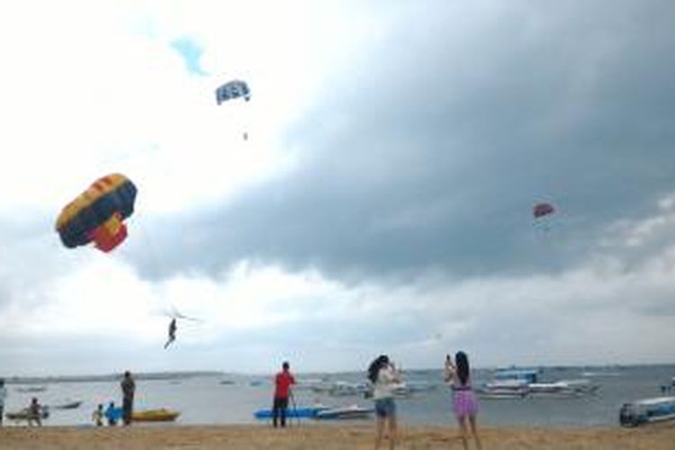 Wisatawan saat bermain parasailing di Pantai Tanjung Benoa