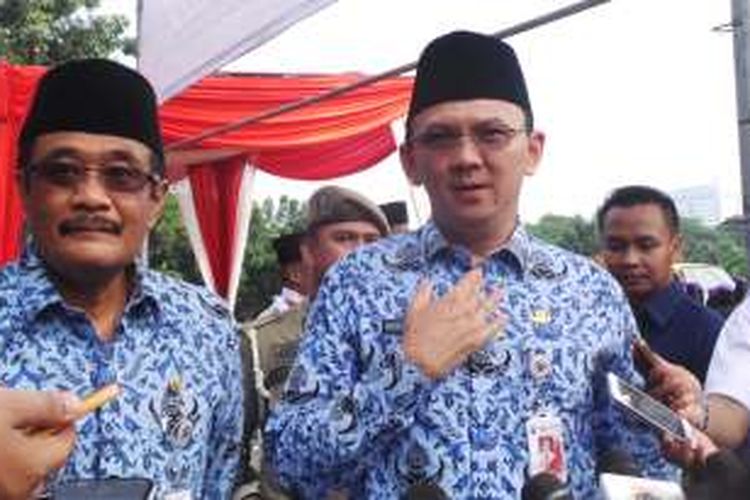 Gubernur DKI Jakarta Basuki Tjahaja Purnama (kanan) dan Wakil Gubernur DKI Jakarta Djarot Saiful Hidayat (kiri) seusai menghadiri apel Hari Pendidikan Nasional, di Lapangan Eks IRTI Monas, Jakarta Pusat, Senin (2/5/2016). 