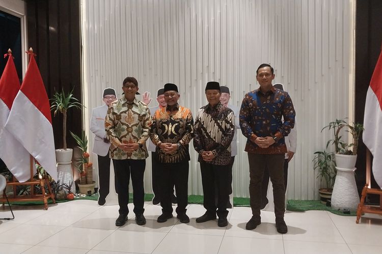(dari kiri) Anies Baswedan, Ahmad Syaikhu, Hidayat Nur Wahid (HNW), Agus Harimurti Yudhoyono (AHY) di Dewan Pimpinan Tingkat Pusat (DPTP) PKS, Jakarta Selatan, Minggu (27/8/2023) 