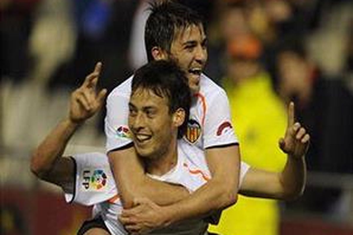 David Silva menggendong rekannya, David Villa.