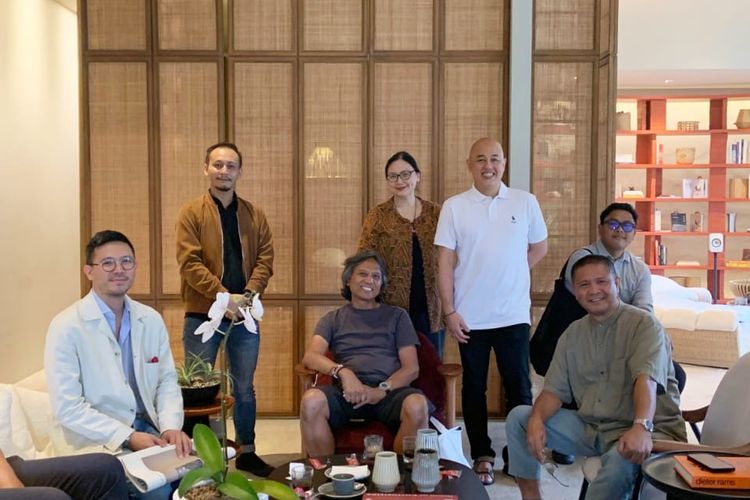 Ketua Umum HIMKI bersama jajaran Pengurus Bidang Desain dan Inovasi melakukan kunjungan dan eksplorasi pada ajang Indonesia Design Week (IDW) 2025 yang berlangsung di Indonesia Design District (IDD), PIK