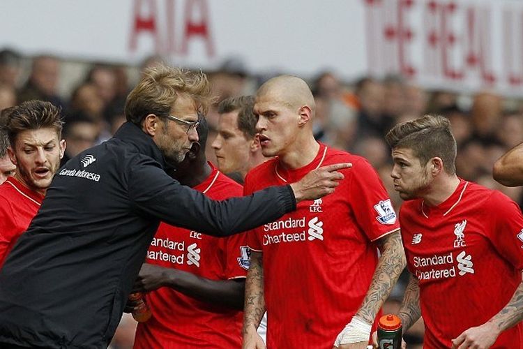 Pelatih Liverpool, Juergen Klopp, berbicara dengan para pemainnya pada jeda laga Liga Inggris kontra Tottenham Hotspur di White Hart Lane pada 17 Oktober 2015. Ini adalah pertandingan pertama Liverpool di bawah Klopp.