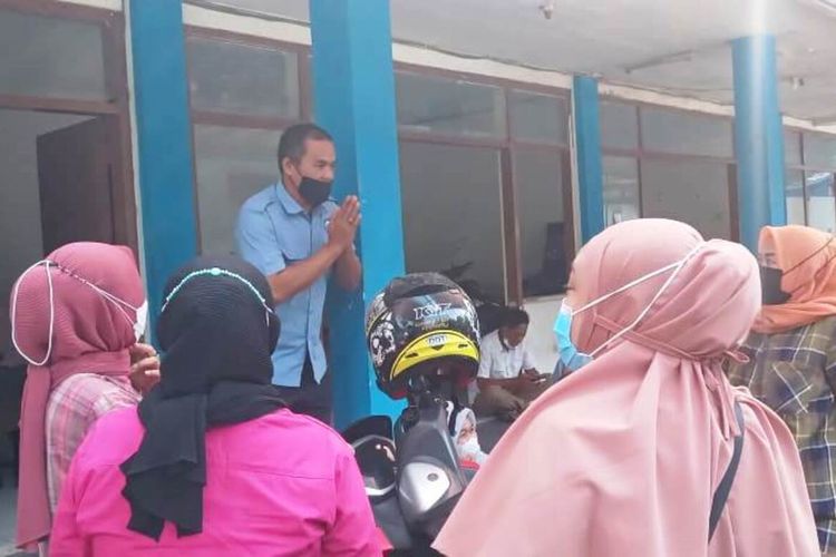 Ibu-ibu pelanggan air bersih PDAM mendatangi kantor PDAM setempat di Kabupaten Cianjur, Jawa Barat, Senin (25/10/2021)., gegara distirbusi air tak lancar.