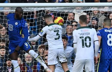 Bek sekaligus kapten Plymouth Argyle, Macaulay Gillesphey, mencetak gol dalam laga Chelsea vs Plymouth Argyle pada ajang Piala FA di Stamford Bridge, Sabtu (5/2/2022) malam WIB.