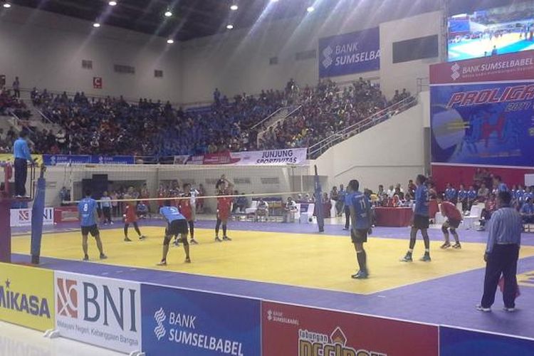 Tim putra Pertamina Energi dan Bank Sumsel Babel bertarung di Proliga 2017 di Palembang, Minggu (5/2/2017_. 