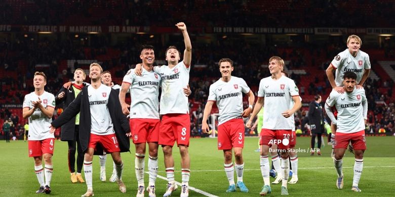 Mees Hilgers dan para pemain FC Twente bereaksi setelah laga Liga Europa antara Manchester United dan FC Twente di stadion Old Trafford di Manchester, barat laut Inggris, pada 25 September 2024.