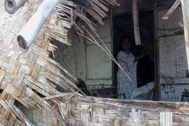 Kondisi rumah Latif (47), warga Cianjur, Jawa Barat dalam keadaan tidak layak huni dan kini sebagian atap bangunannya ambruk karena hujan lebat