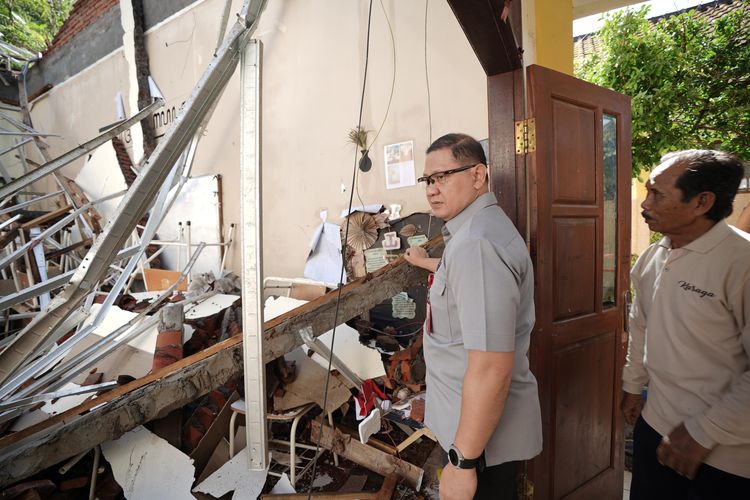 Pemprov Jatim Targetkan Perbaikan SMKN 1 Ampelgading yang Ambruk Selesai Satu Bulan