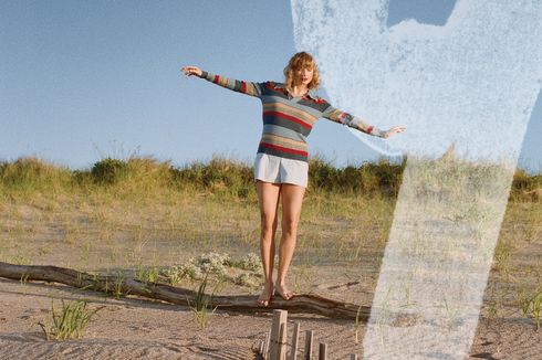 Inspirasi Outfit Taylor Swift, Senang Kenakan Sweater Klasik