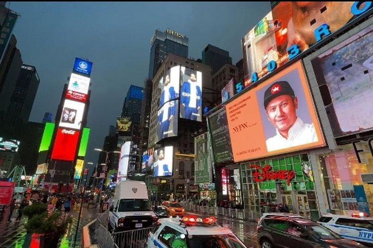 Wajah artis peran Gading Marten terpampang di New York.
