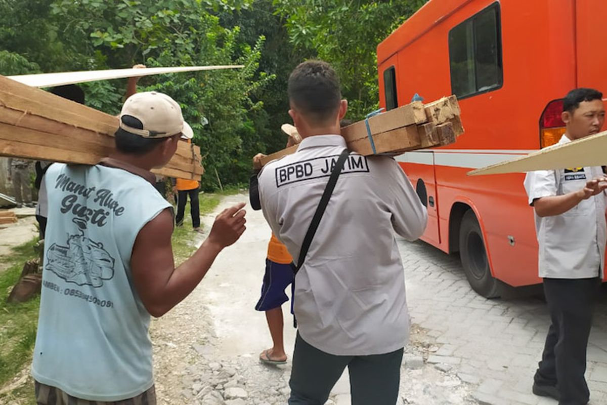 BPBD ikut membantu perbaikan tiga rumah warga di Desa Jegreg, Kecamatan Modo, Lamongan, yang sempat terdampak bencana longsor, Kamis (14/7/2022). *** Local Caption *** BPBD ikut membantu perbaikan tiga rumah warga di Desa Jegreg, Kecamatan Modo, Lamongan, yang sempat terdampak bencana longsor, Kamis (14/7/2022).
