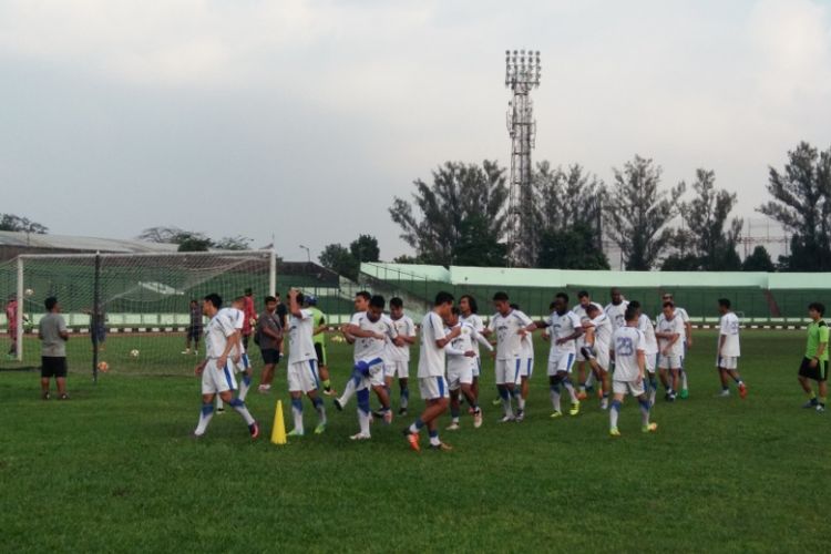 Para pemain Persib saat menjalani sesi latihan sore di Stadion Siliwangi, Selasa (6/6/2017) sore. 