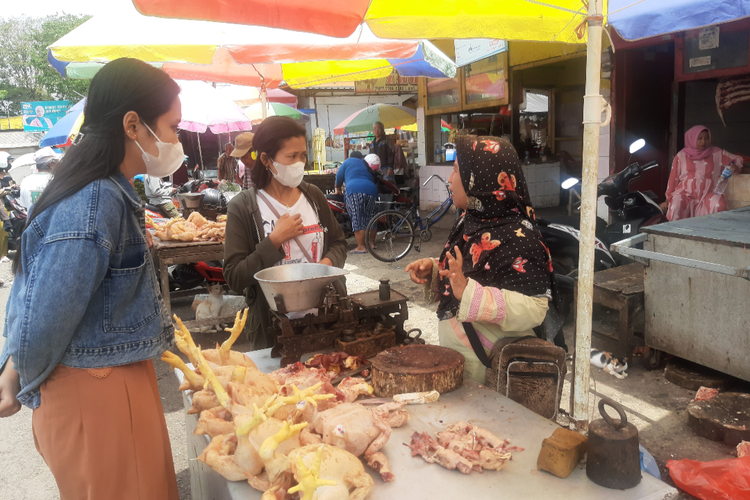 Peminat daging ayam potong di Pasar Baru Lumajang mulai menurun akibat kenaikan harga yang terjadi, Minggu (20/3/2022) 