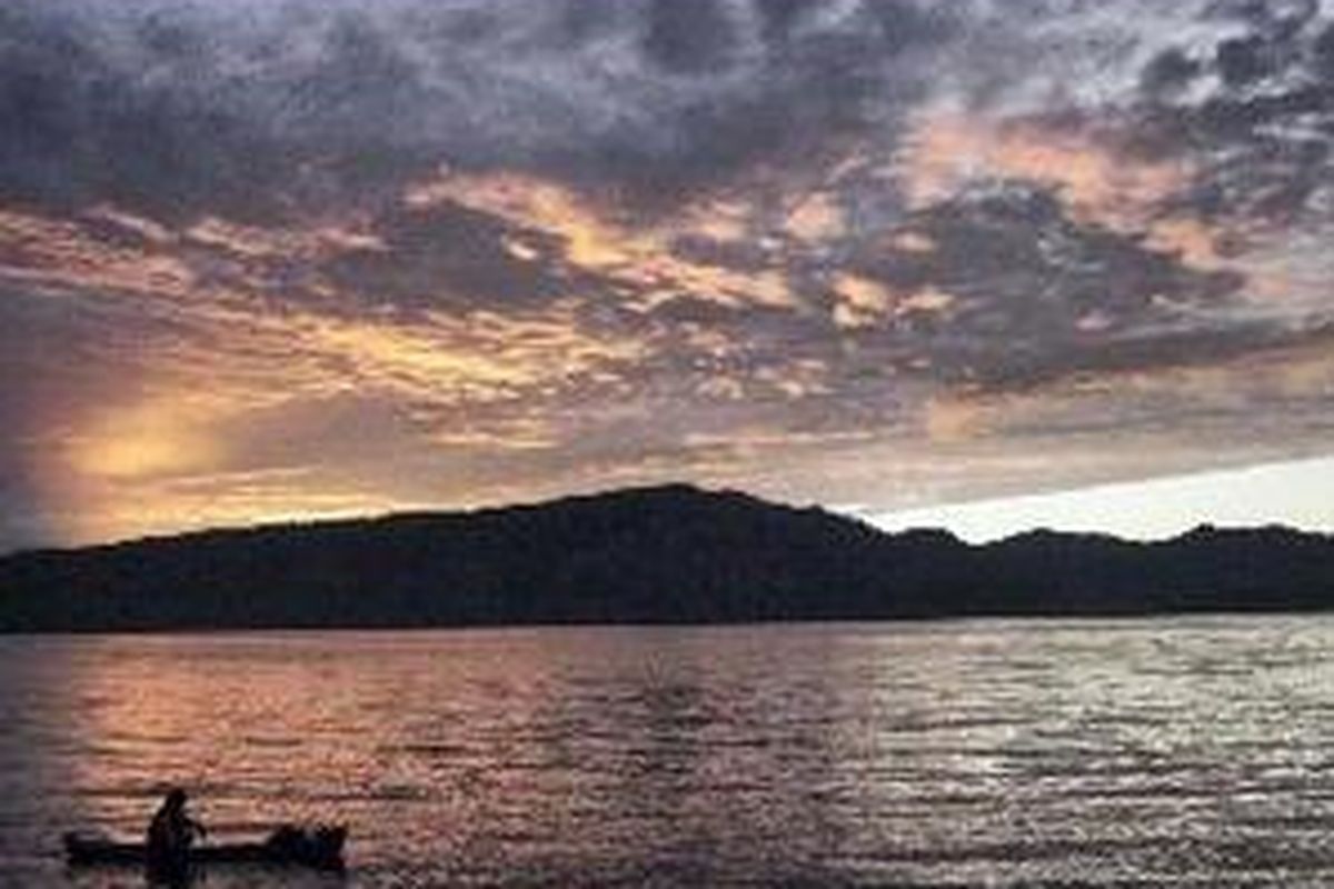 Suasana Tuk-tuk, Pulau Samosir, di pagi hari. 