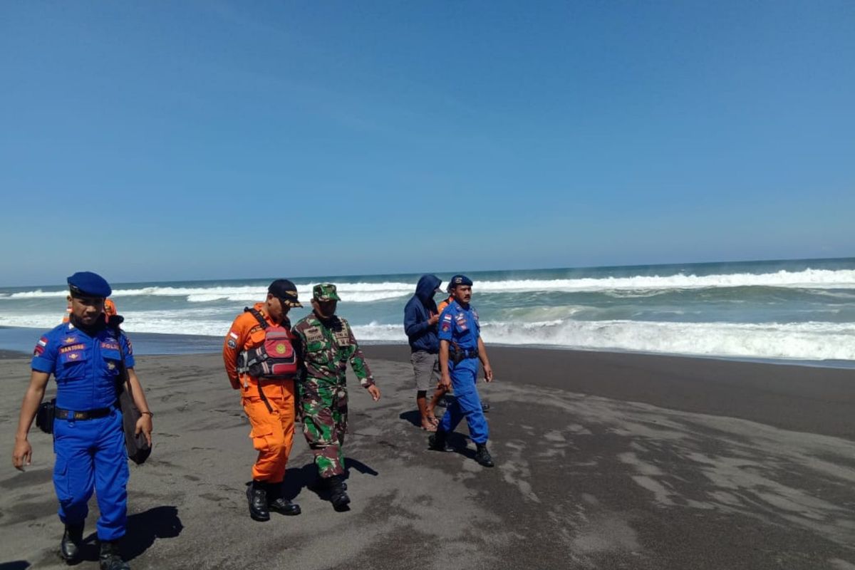 Petugas Gabungan melakukan penyisiran untuk melakukan pencarian korban tengelam di Pantai Baru, Bantul, Kamis (20/6/2019). Korban yakni Ferry Anto, mantan pemain PSS Sleman dan Persis Solo, dan putrinya. 
