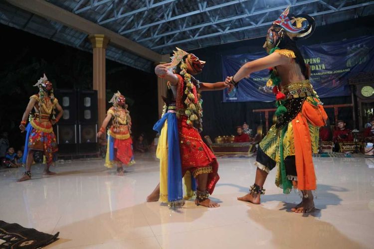 Pementasan Wayang Topeng Jatiduwur, di Desa Jatiduwur Kecamatan Kesamben, Kabupaten Jombang, Jawa Timur, Sabtu (25/9/2021) malam. Pementasan di Sanggar Purwo Budoyo itu difasilitasi oleh Bappeda Kabupaten Jombang.