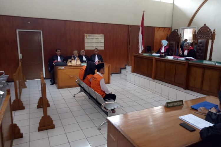 Tiga terdakwa kasus video seks 3 pria 1 wanita di Garut bersiap menjalani persidangan, Selasa (3/12/2019)