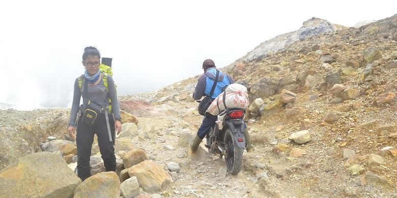 Seorang warga tengah mengendarai motor di jalur pendakian Gunung Papandayan, Garut, Jawa Barat, Sabtu (20/2/2016). Motor di Gunung Papandayan digunakan untuk mengangkut barang-barang dagangan, evakuasi pendaki, jasa porter, dan mengangkut hasil perkebunan.