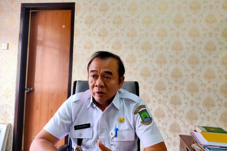 Camat Ciledug, Kota Tangerang Muhammad Marwan mengatakan,  petugas keamanan akan menyita KTP pelaku pembuang sampah di tengah jalan raya di kawasan Kecamatan Ciledug. Hal ini disampaikan Marwan di Kantor Kecamatan Ciledug pada Rabu (4/1/2022).
