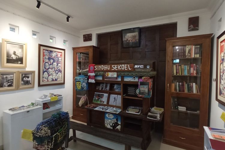 Suasana Museum Anak Bajang saat Launching, dan Romo Sindhu saat menandatangani sampul baru buku Anak Bajang Menggiring Angin, Senin (27/9/2021)