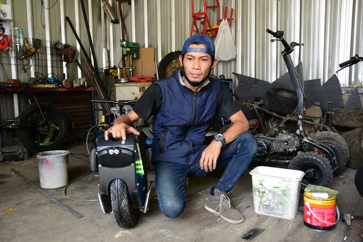 Riksi Julian Rahmat (36) memperlihatkan rakitan Electric Unicycle (EUC) buatannya sendiri. Kendaraan tersebut digunakan sehari-hari dari rumah ke tempat bengkelnya di kawasan Randusari Utara, Kecamatan Antapani, Senin (9/8/2021).