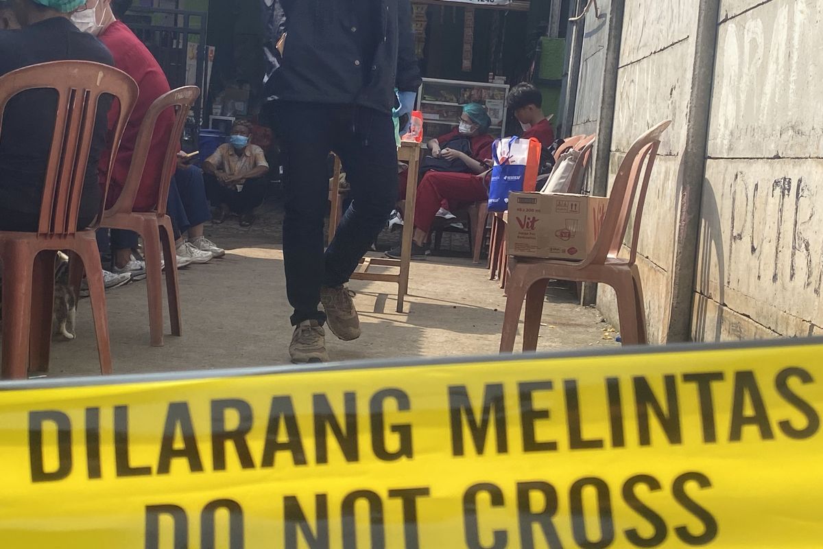 Petugas memasang garis polisi di area pemakaman dan rumah Soleh Darmawan (24), pemuda Kota Bekasi yang diduga menjadi korban perdagangan orang di Kamboja.