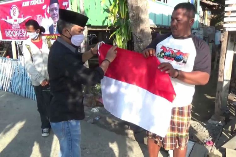 ASN Rela Potong Gaji Demi Bagikan Bendera Ke Pulau-Pulau Terpencil