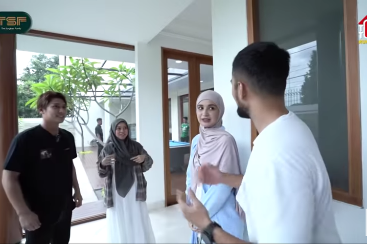 Pasangan artis Rizky Billar dan Lesti Kejora saat disambangi pasangan Teuku Wisnu dan Shireen Sungkar, di rumah barunya, di kawasan Jakarta Selatan.