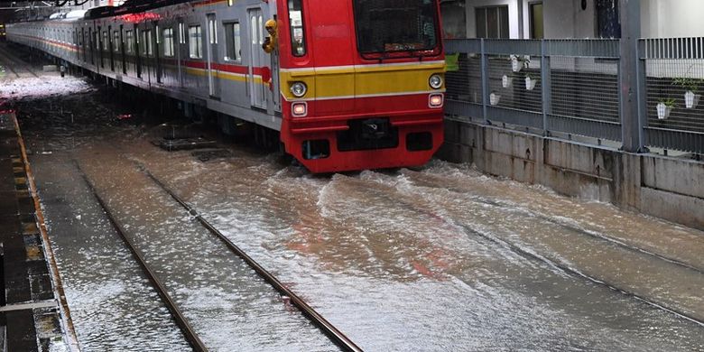 Info Perjalanan Krl Kereta Dari Tangerang Hanya Sampai Batuceper Karena Banjir